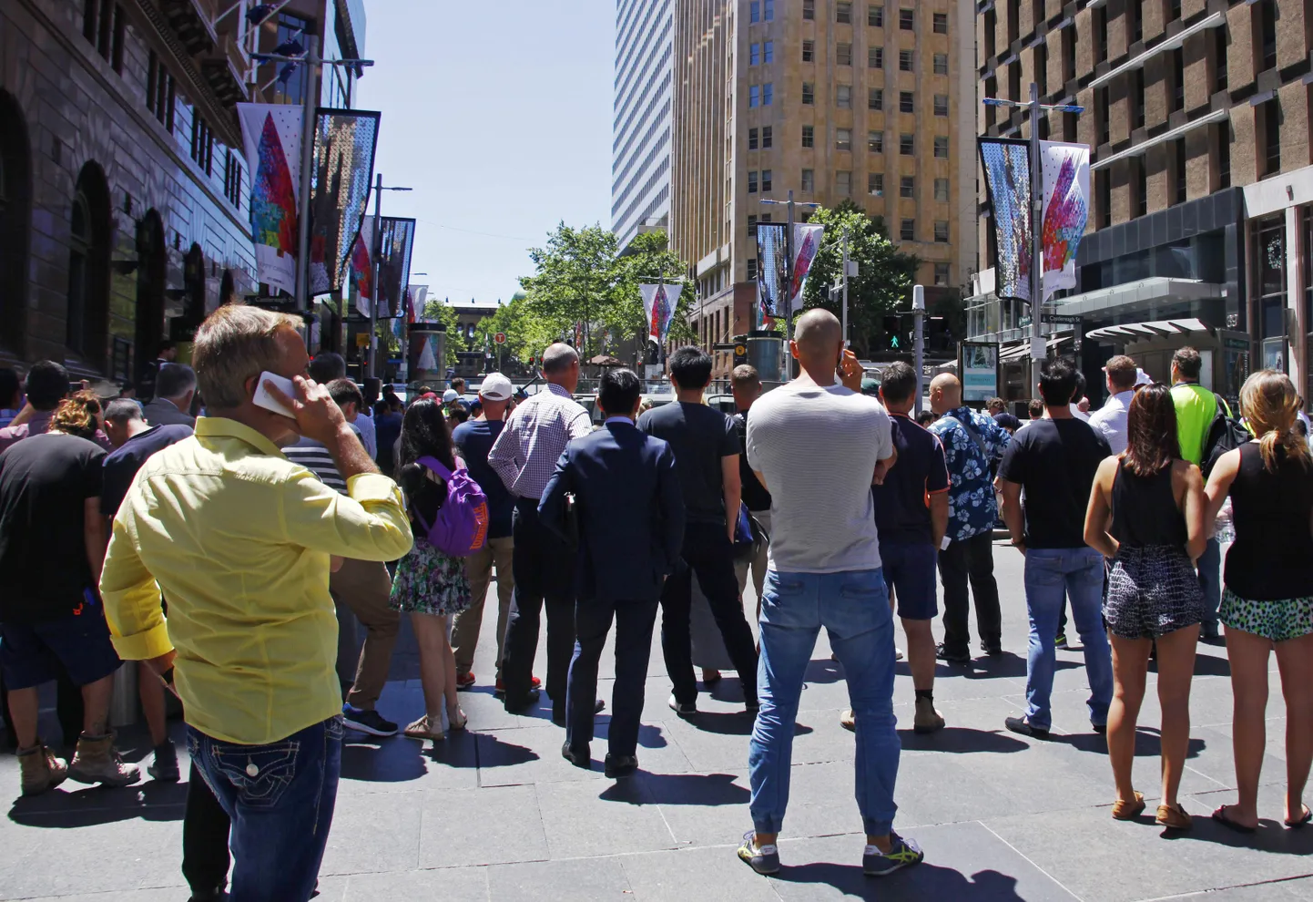 Uudishimulikud jälgivad Sydney kesklinnas Lindti kohvikus toimuvat pantvangidraamat.