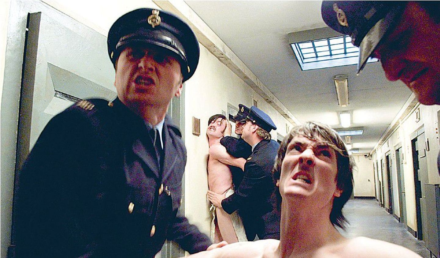 Poliitilise alatooniga: Steve McQueeni «Nälja» tegevus hargneb vanglas, kus hoitakse kinni IRA liikmeid.