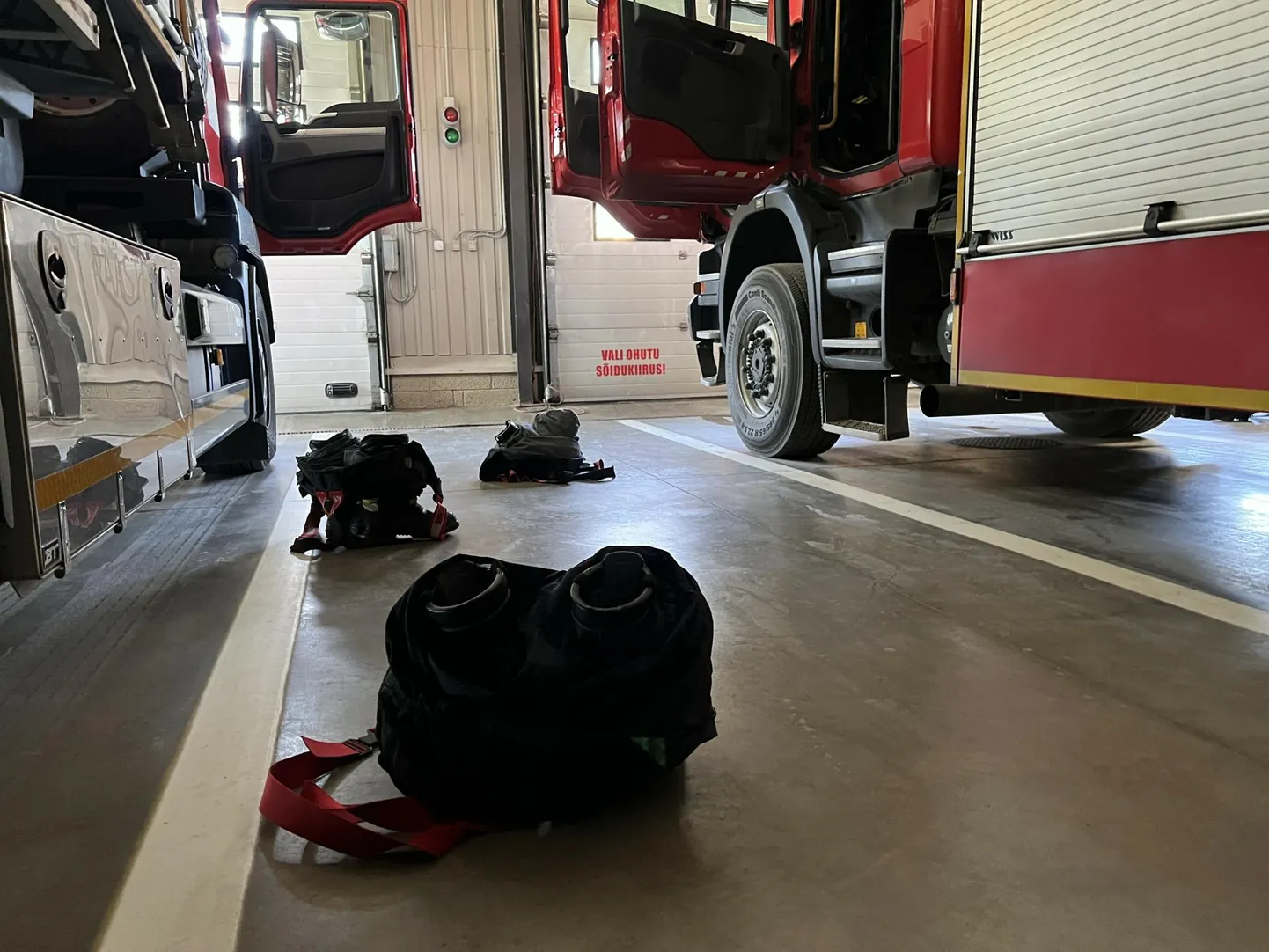 Päästjate riided on auto juures ootamas. Masin peab komandost välja sõitma ühe minuti jooksul.