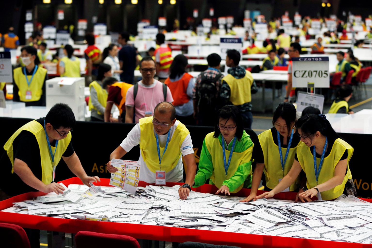 Hongkongi valimisametnikud tööhoos.