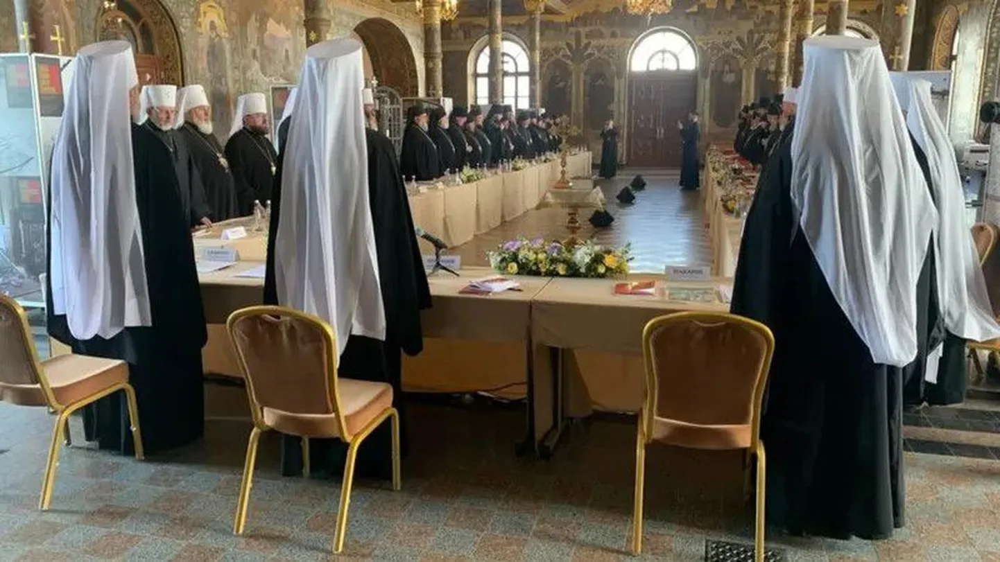 Решение было принято на архиерейском соборе подавляющим большинством голосов. Против проголосовал лишь один епископ, и один воздержался.