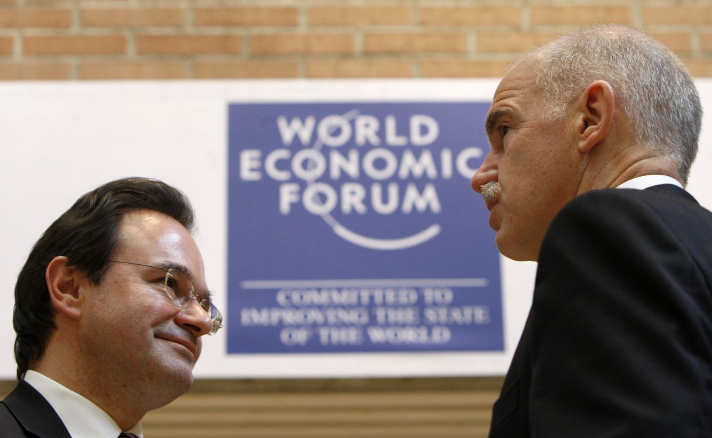 Kreeka peaminister George Papandreou (paremal) ja rahandusminister George Papaconstantinou 29.jaanuaril Davosis Maailma Majandusfoorumil  vestlemas.