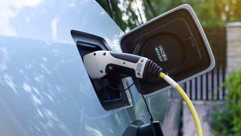 Pieci populārākie mīti par elektroauto: ko patiesībā nozīmē braukt ar elektroauto ikdienā?