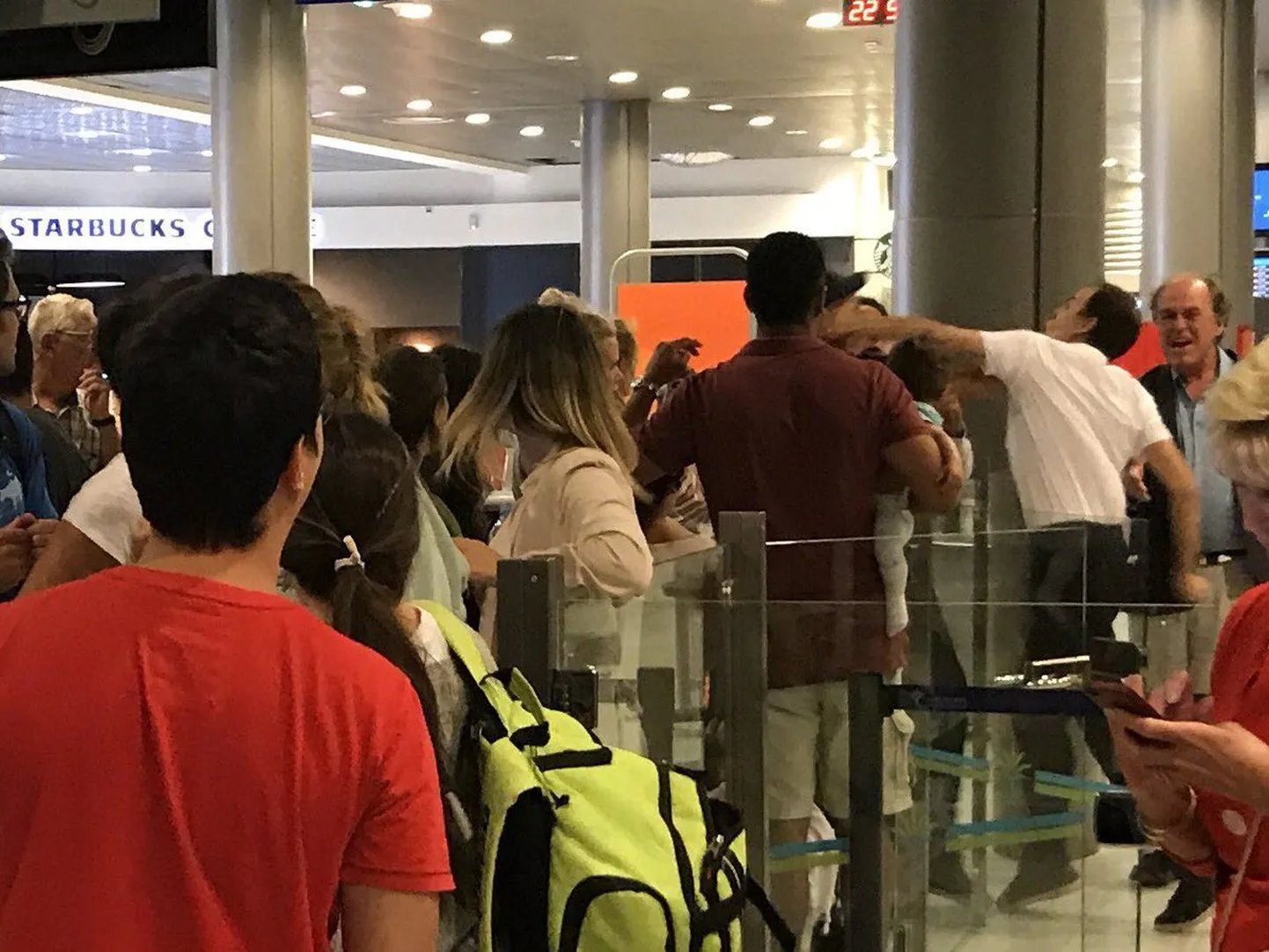 Hetk, mil lennujaamatöötaja rusikas tabas lapsega reisijat.