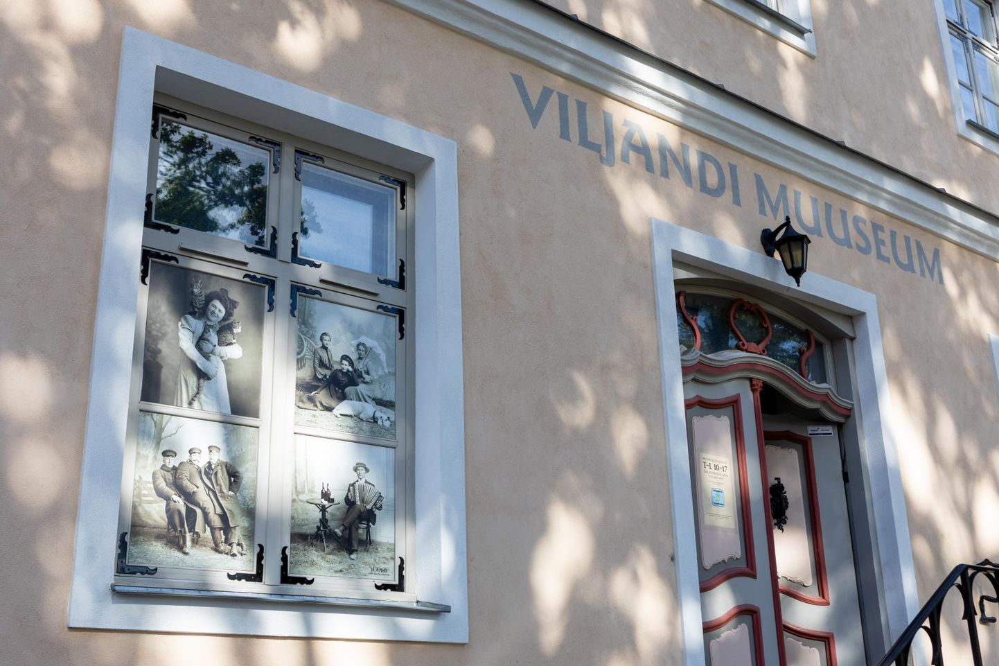 Viljandi muuseumi üheksa akna ruutudelt leiab vaate- ja portreefotosid, mis on valminud peamiselt Jaan Rieti ateljees aastatel 1900–1940.