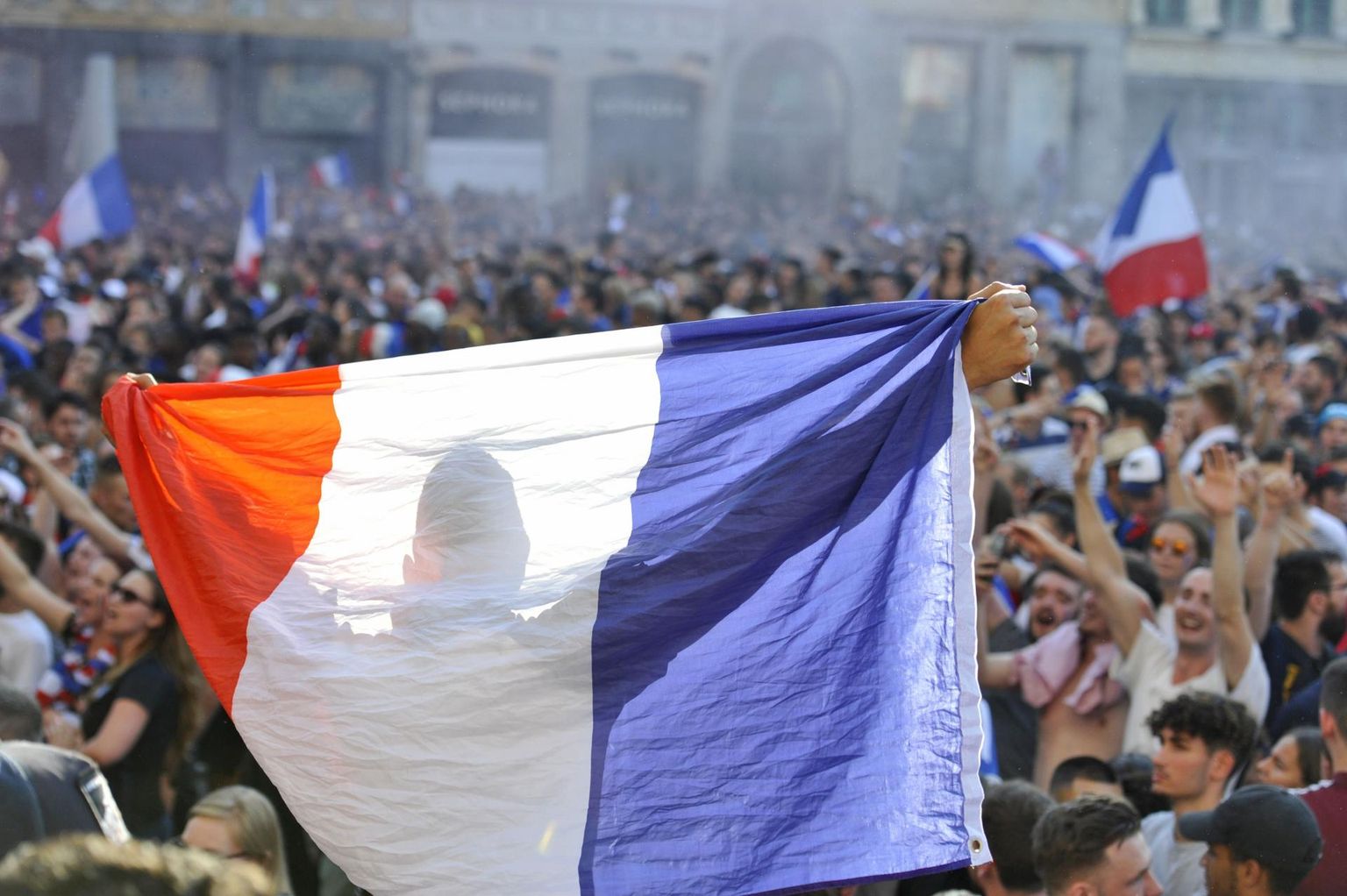 Maailmameistriks kroonitud Prantsusmaa fännid tiitlit tähistamas.