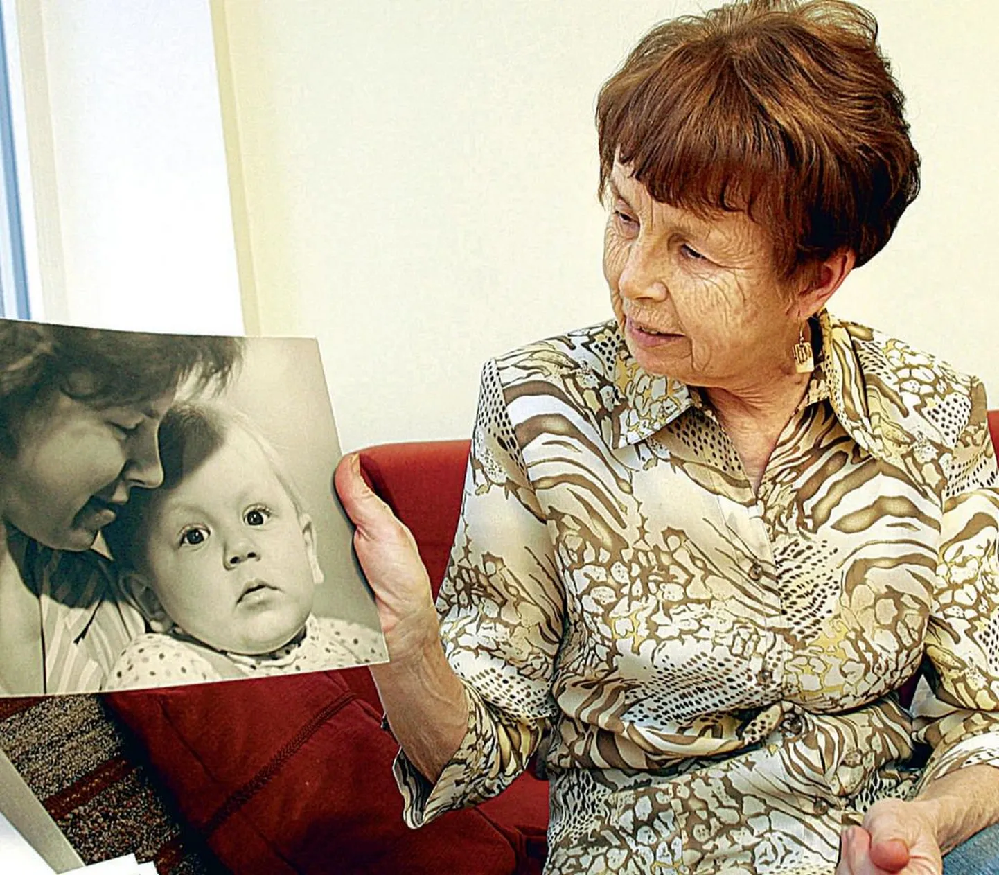 Mari Tarand, kelle sõnul on rahvuskultuuri edasikandmisel tohutu tähtsus kodul ja perekonnal, näitab kodus, Tallinnas Harju tänaval Jüri Garneki üles võetud fotot pojast Indrekust üheaastasena.