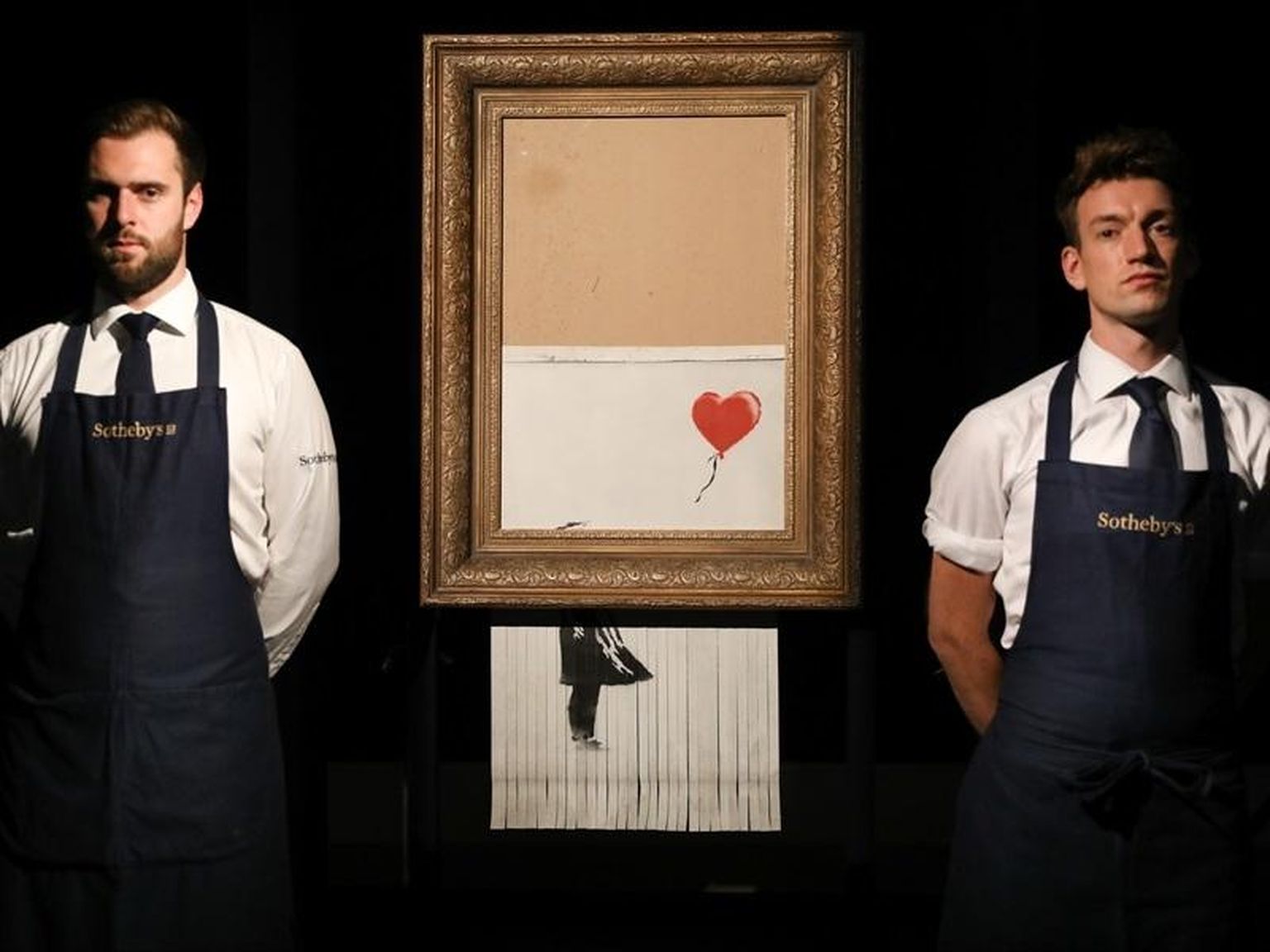 2018. aasta Sotheby oksjonil müüdi Banksy «Tüdruk õhupalliga» miljoni naela eest. Kui haamer langes, ärkas teos ellu ja hävitas end. Dokumentaalfilm «Banksy. Lindprii kunsti tõus». FOTO: Filmikaader