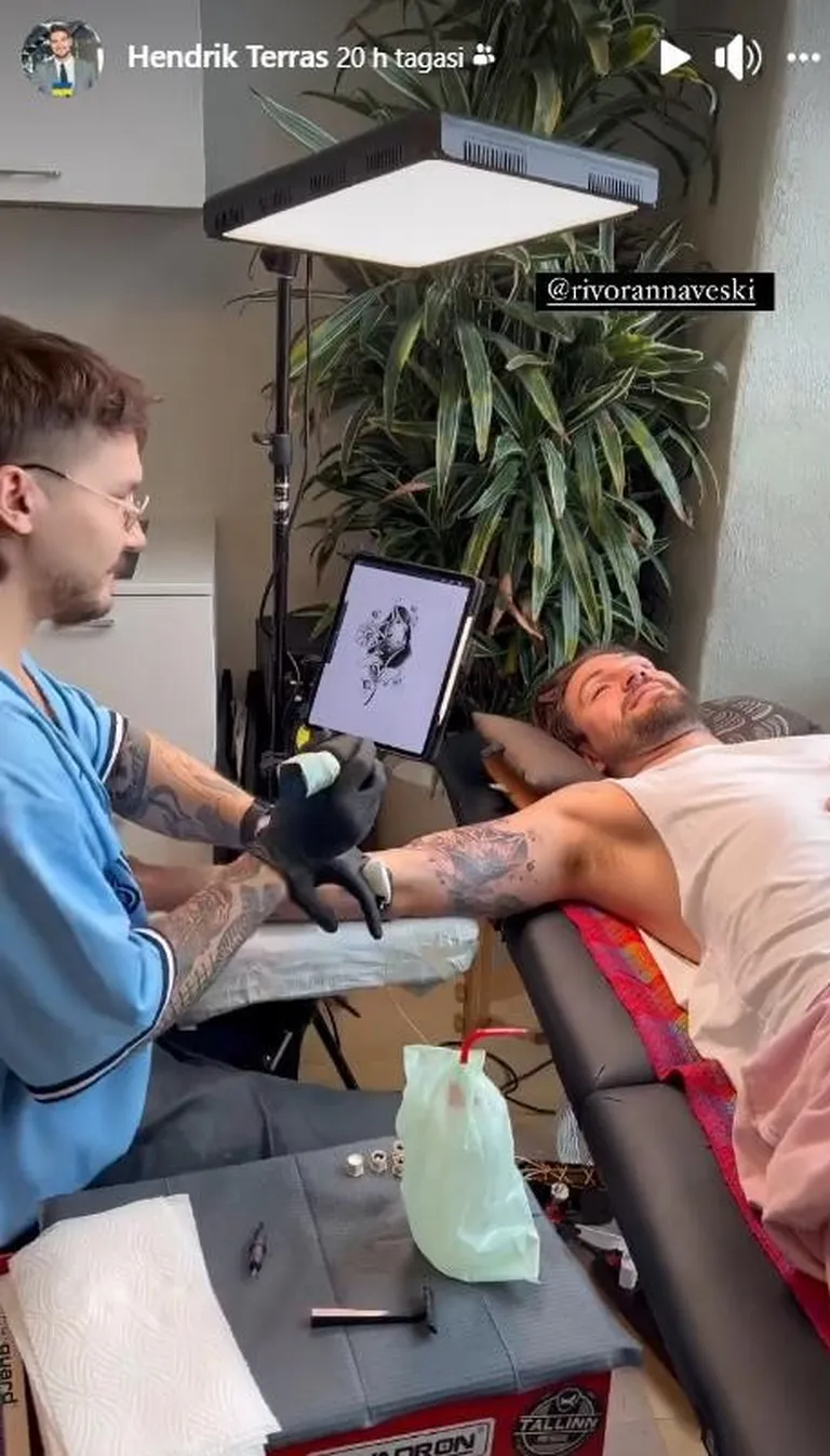 Хендрик Террас делает татуировку.