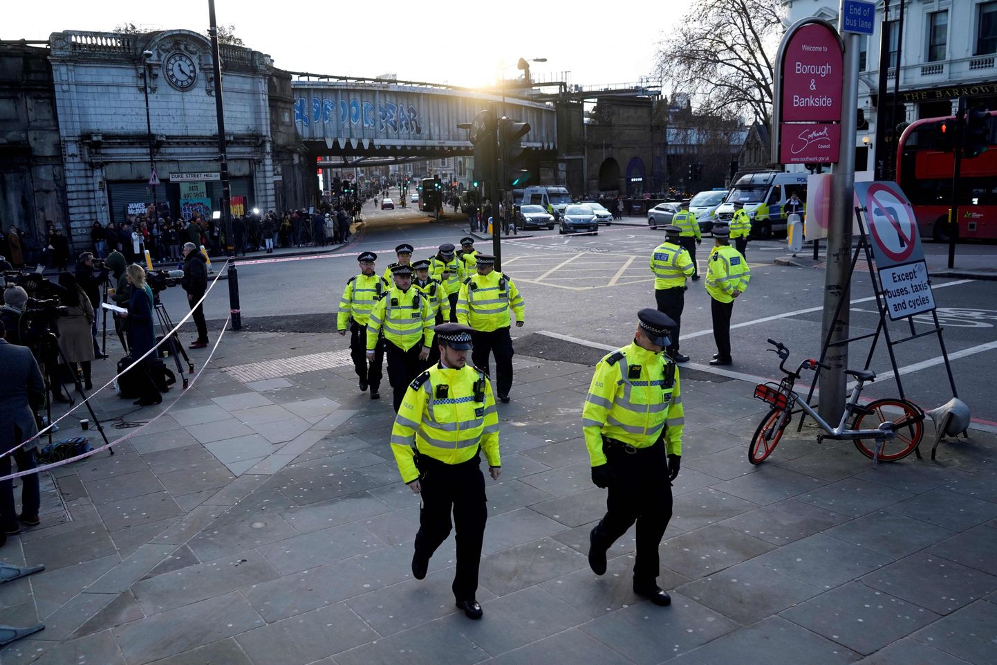Policisti Londonā netālu no uzbrukuma vietas