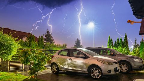 MÜÜT VÕI TÕDE ⟩ Päikesepaneelid meelitavad välku, elektriautot ei tohi tormi ajal laadida ja kas keravälk on päris