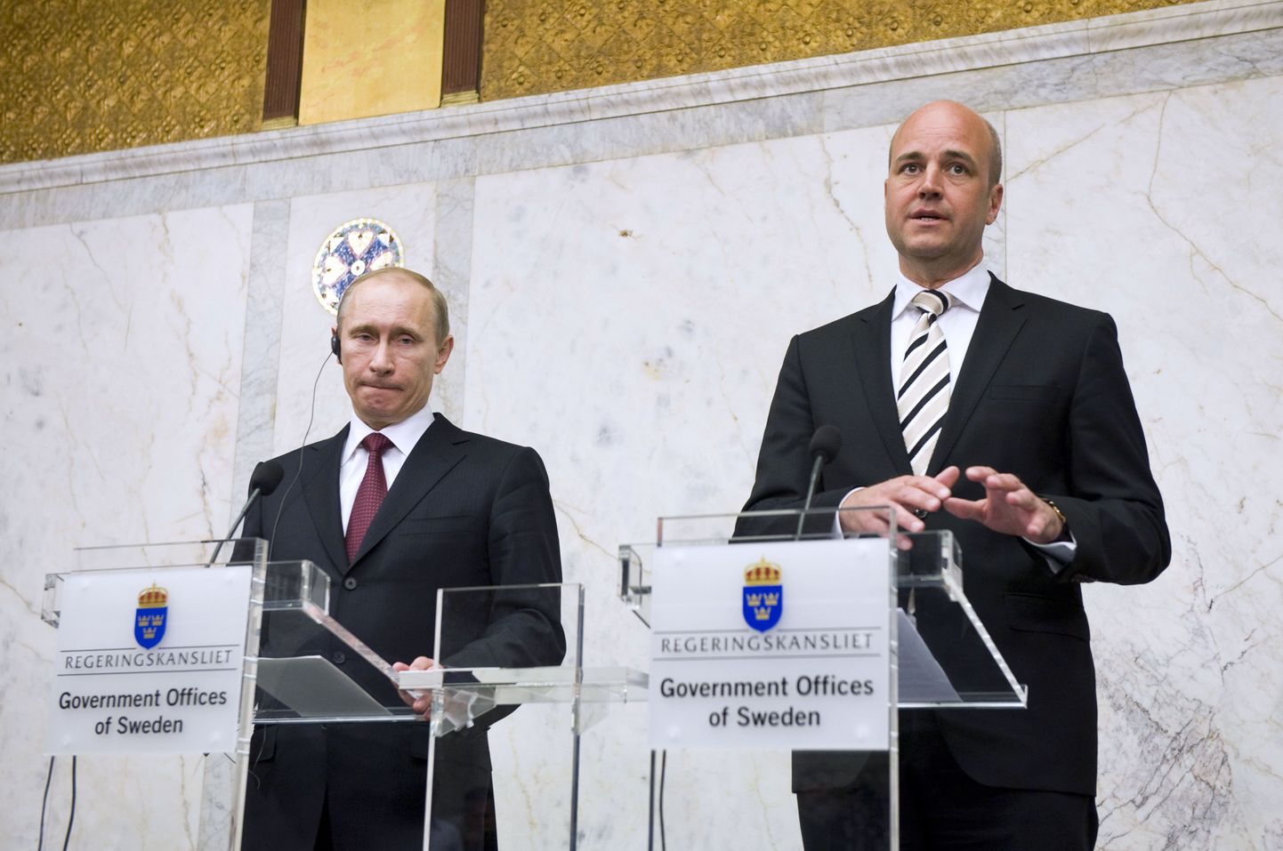Rootsi peaminister Fredrik Reinfeldt (paremal) koos Vene kolleegi Vladimir Putiniga ühisel pressikonverentsil.