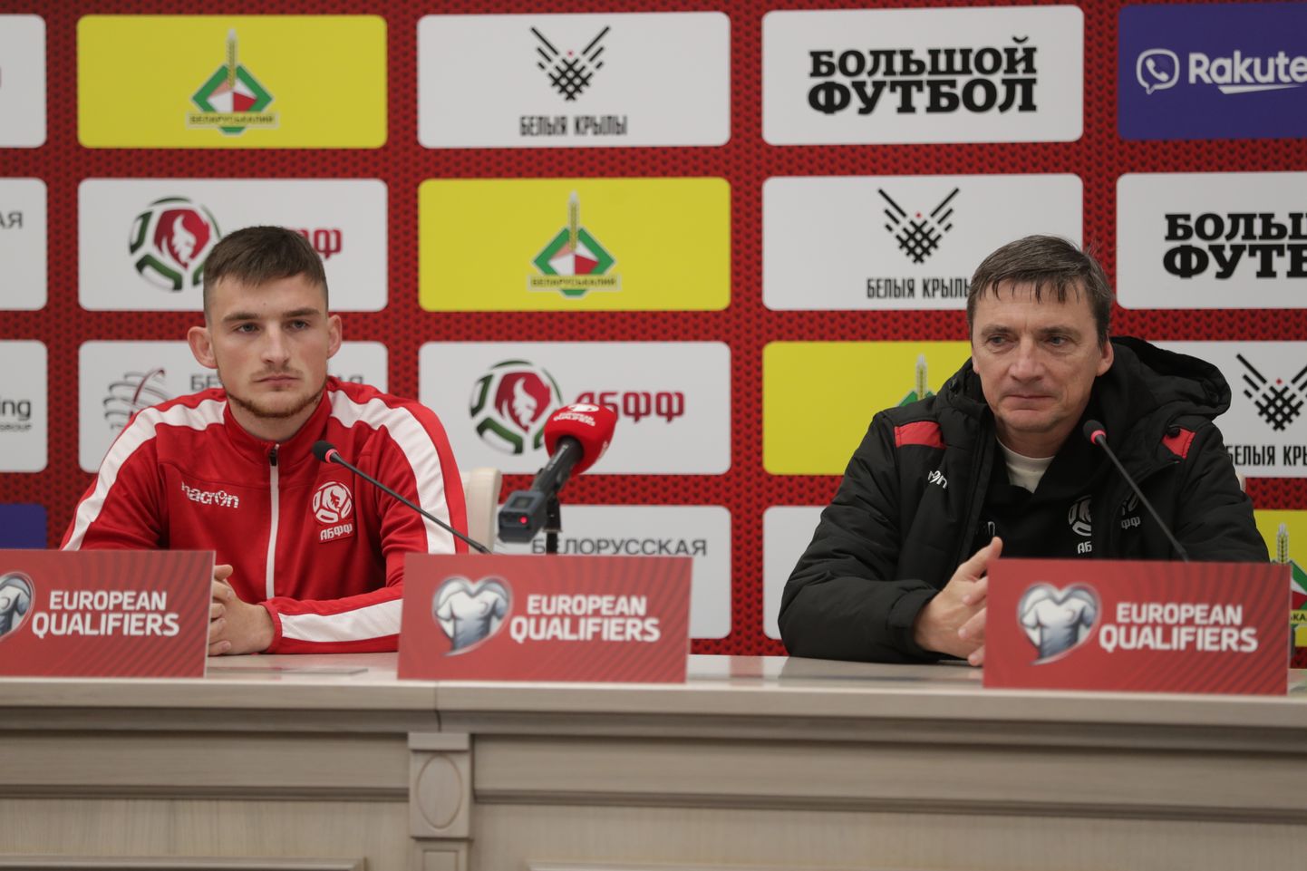 Valgevene koodise peatreener Mihhail Marhel (paremal) ja poolkaitsja Jevgeni Jablonski.