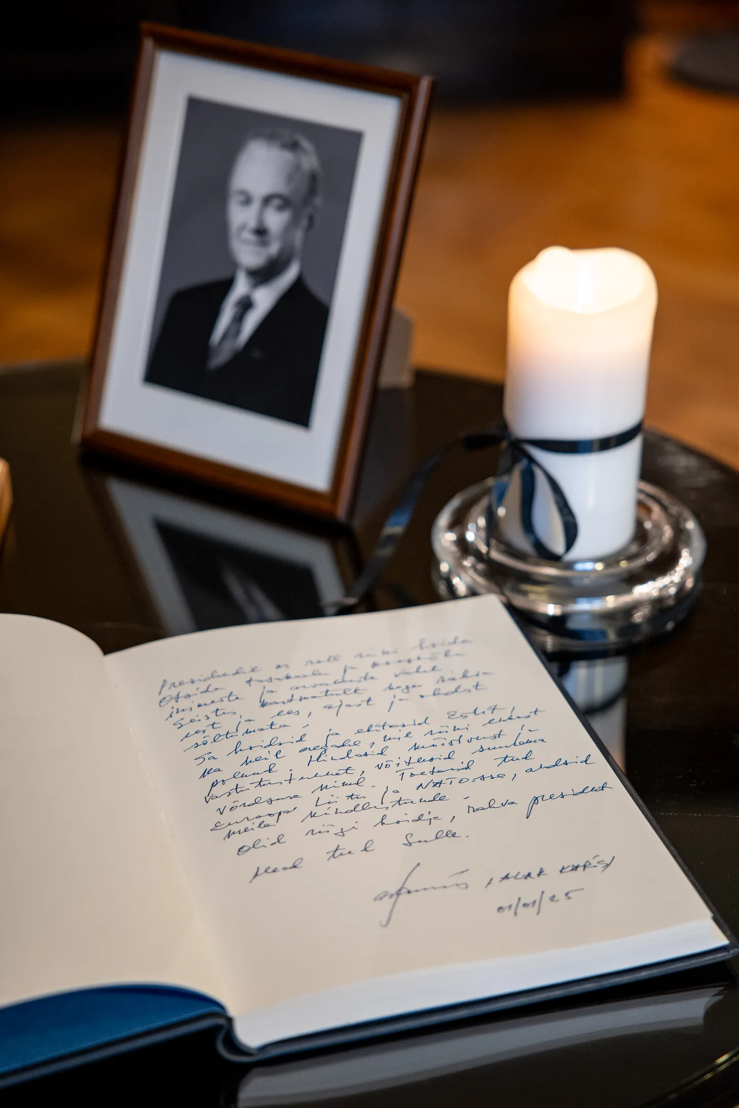 Kaastundeavalduste raamat Arnold Rüütlile presidendi kantseleis Kadriorus.