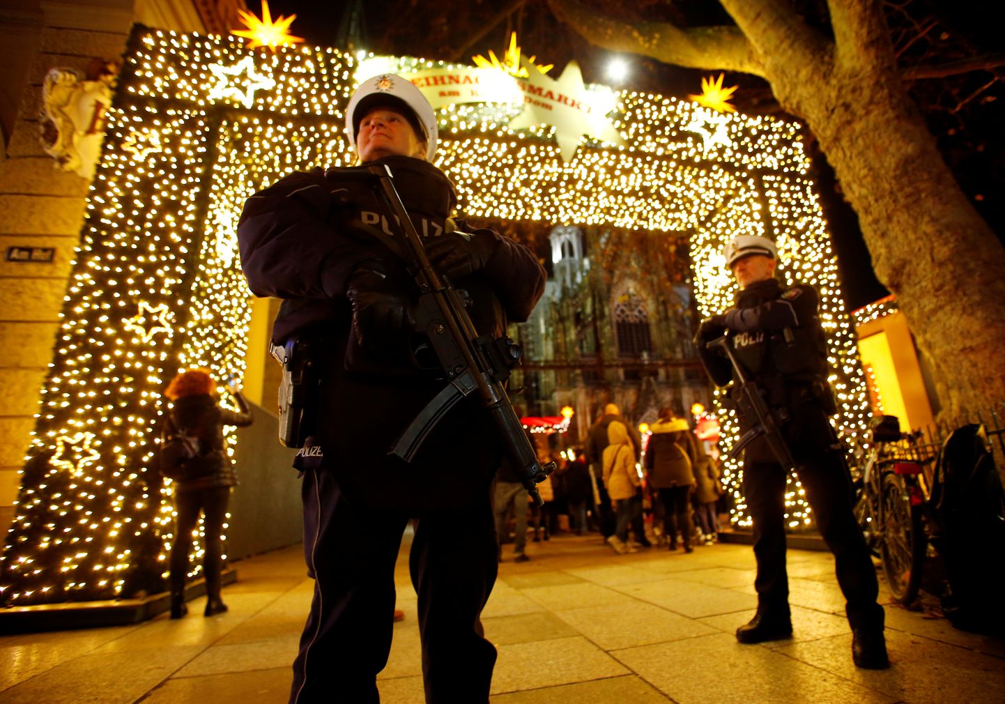 Politseinikud Kölni jõuluturu ees.