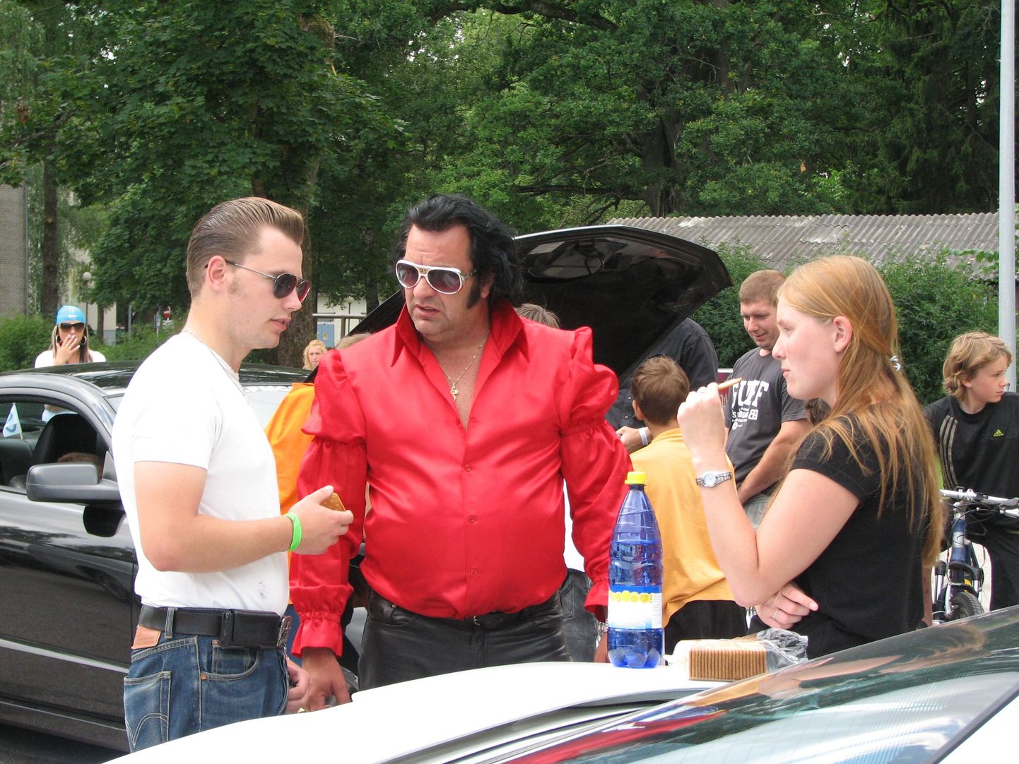 Elvise jäljendaja Ameerika autode paraadil Valgas.