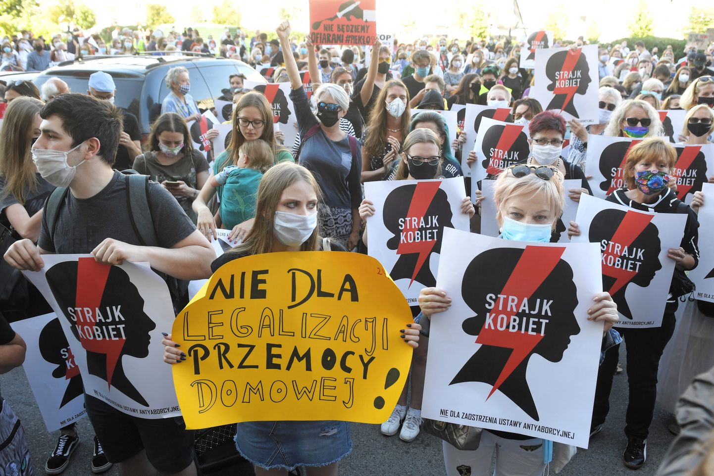 Protestējošo pūlis Varšavā.