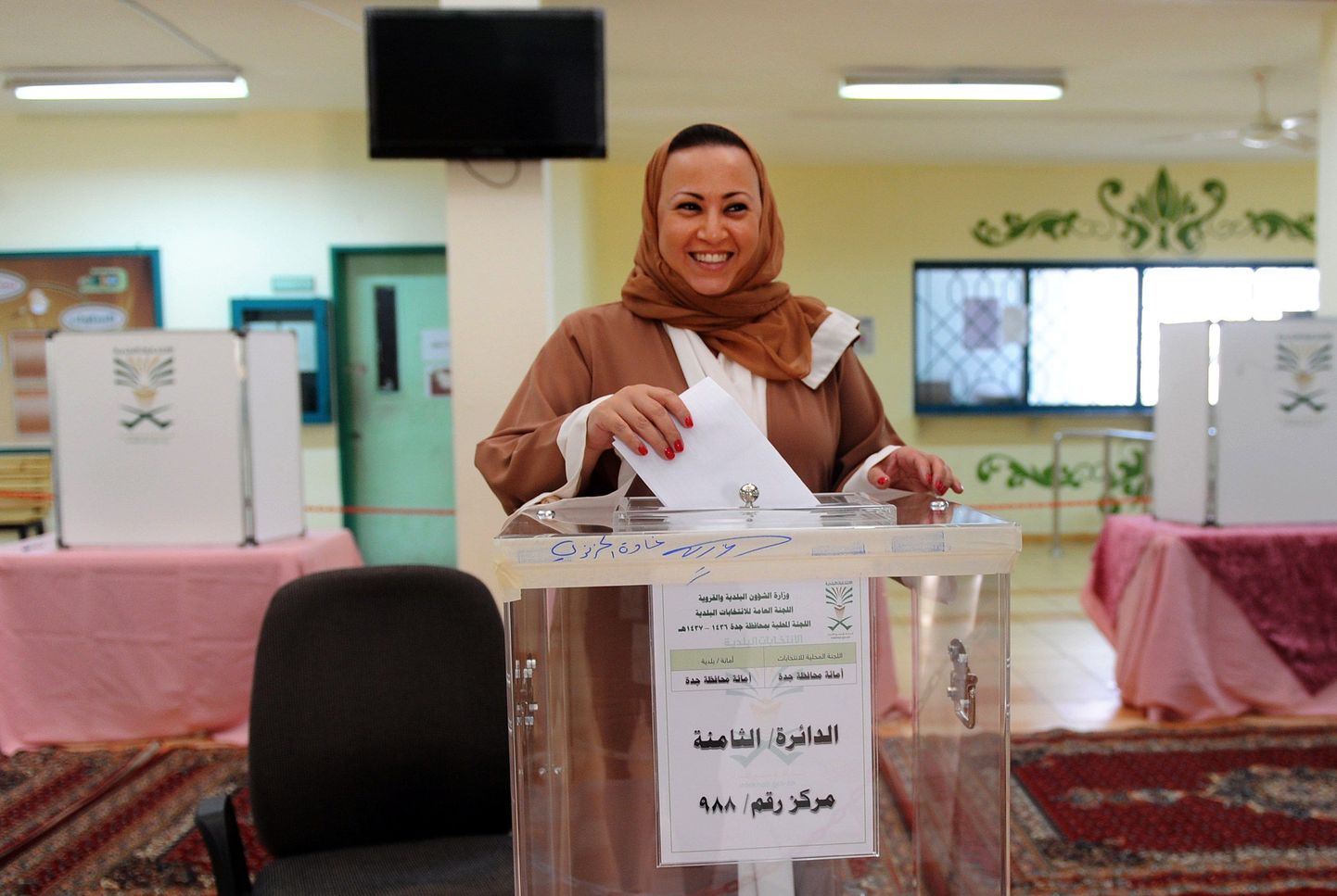 Saudi naine hääletuskasti juures rannikulinnas Jeddahis.