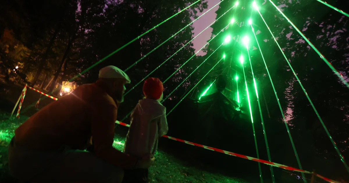 GALERII ⟩ Vihmast hoolimata lõi Kadriorg särama! Vaata, millise vaatemängu tõi «Valgus kõnnib» pealinna