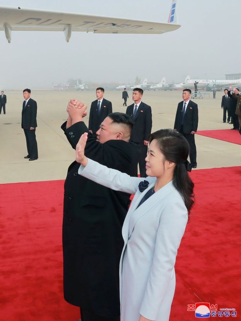 Ким Чен Ын и Ли Соль Чжу прощаются с посетившим Пхеньян кубинским лидером