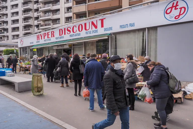 Pariisi elanikud supermarketi ees järjekorras. 
