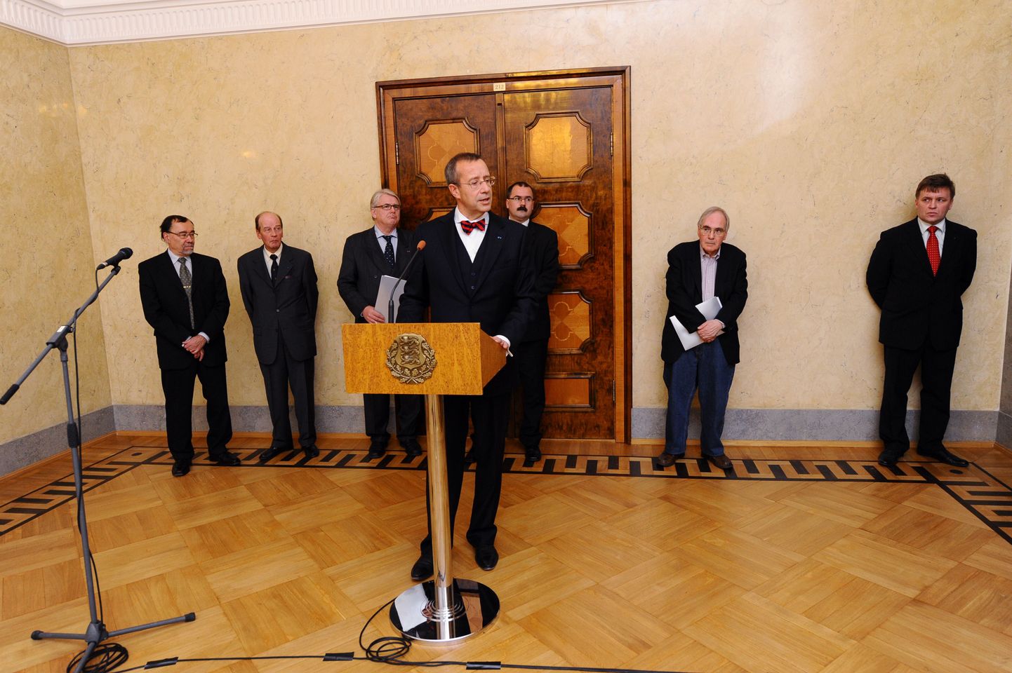 Eesti Mälu Instituudi rahvusvahelise uurimisrühma kogunemine Kadriorus presidendi lossis detsembris 2009.