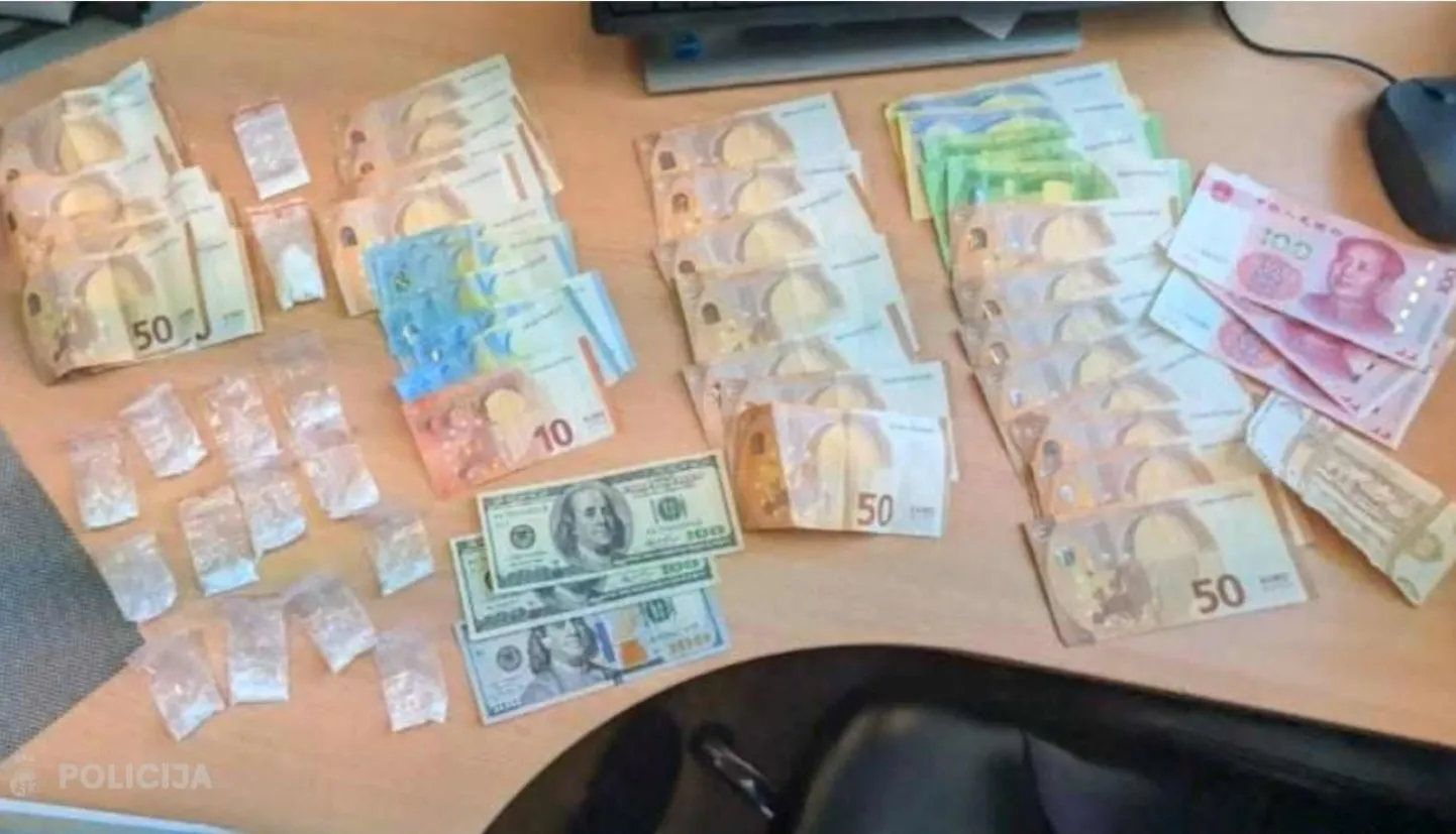 Изъятые вещи и наркотики