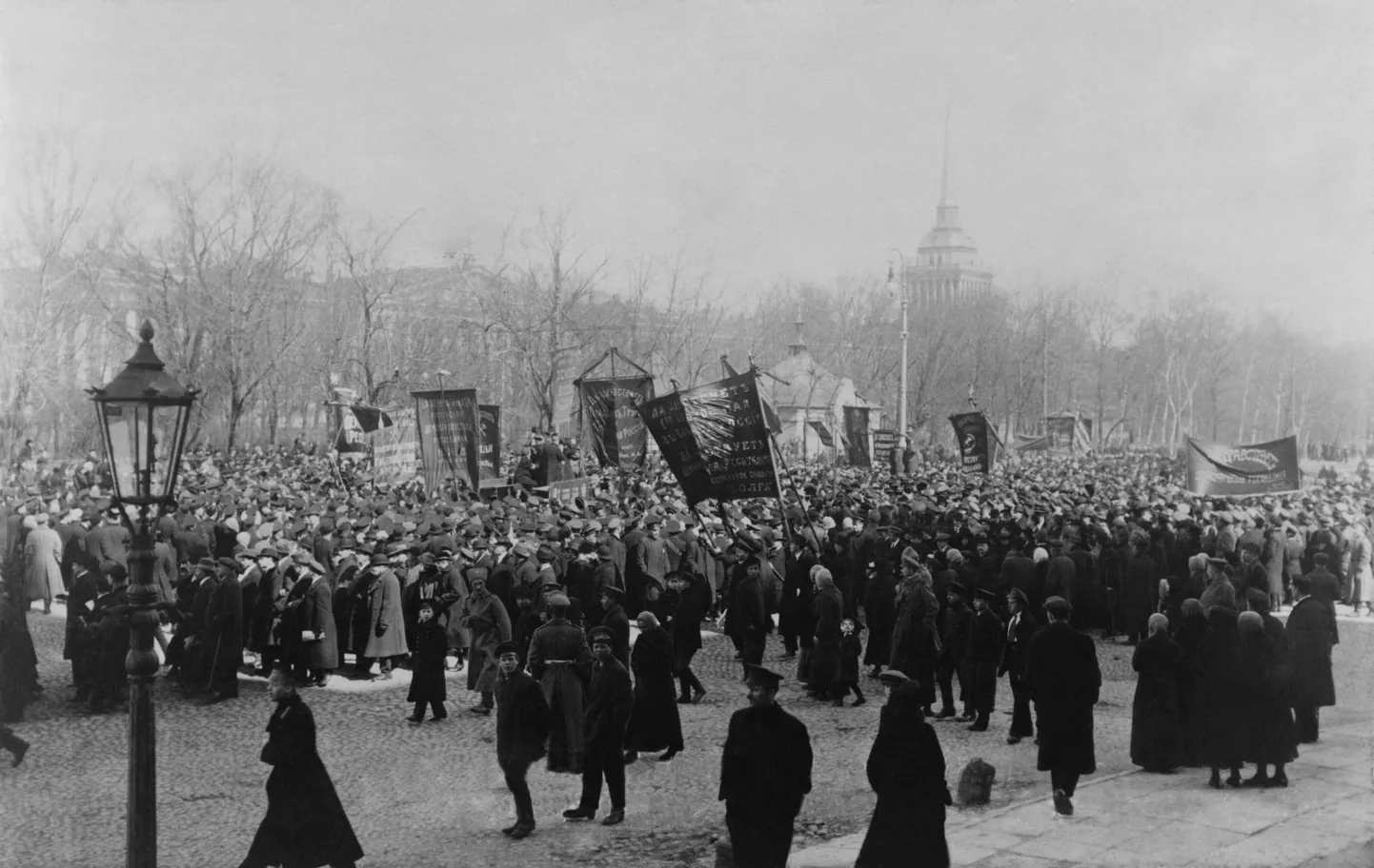 Peterburi tänav täpselt 103 aastat tagasi. Üks demonstratsioon vaheldus teisega üsna sageli.