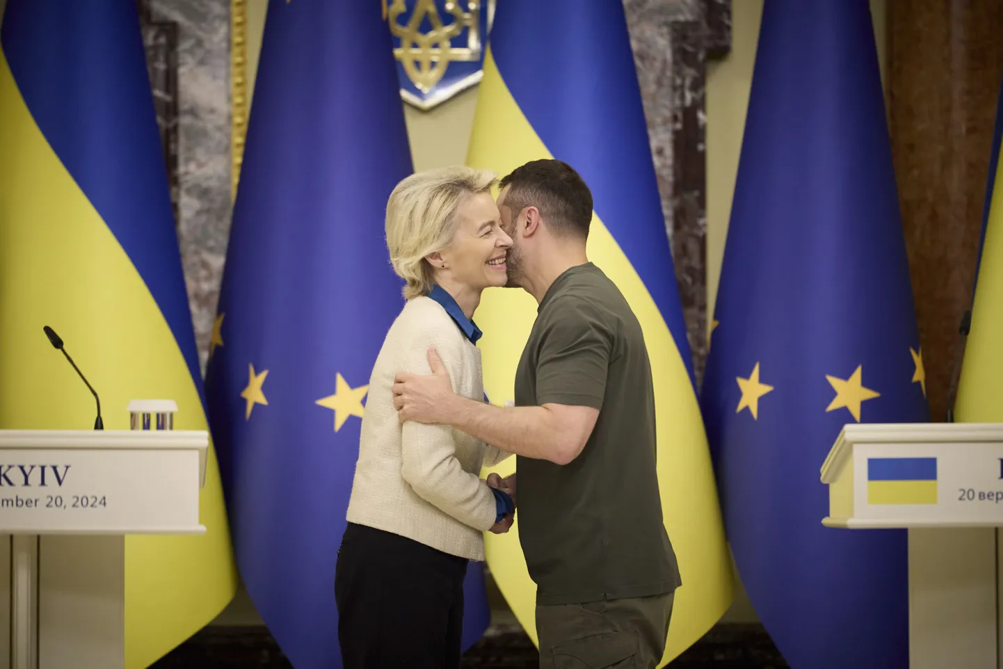 Ukraina president Volodõmõr Zelenskõi ja Euroopa Komisjoni president Ursula von der Leyen pressikonverentsil Kiievis.