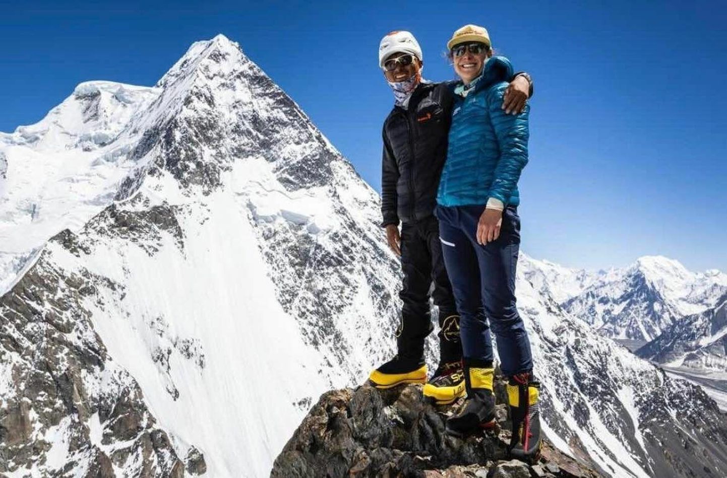 Esimese Eesti naisena Mount Everestil käinud Krisli Melesk (paremal) koos šerpa Aang Phurbaga K2 taustal.