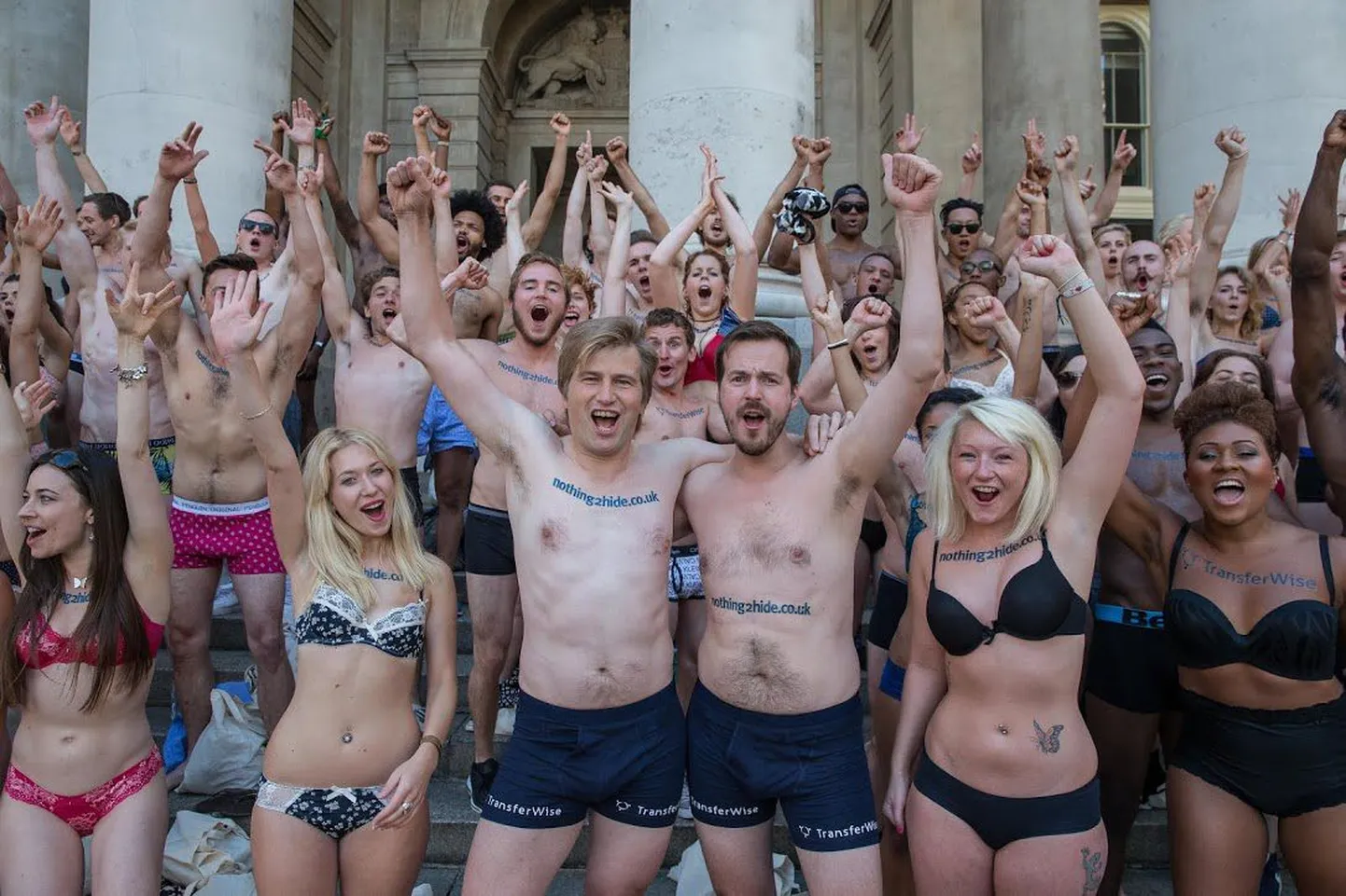 TransferWise'i aktsioon «Nothing2Hide» Londonis aastal 2014. Pildil esiplaanil ettevõtte asutajad Kristo Käärmann (vasakul) ja Taavet Hinrikus.