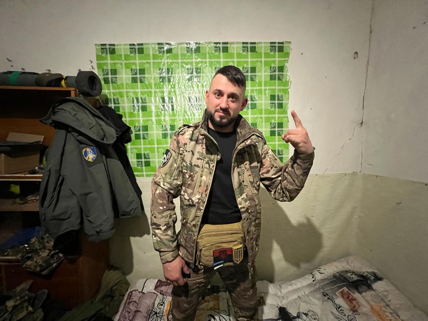 Румын в марте прошлого года в прифронтовой деревне недалеко от Бахмута, где он жил со своими товарищами по отряду.