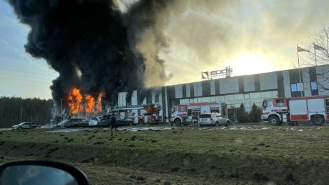 ГАЛЕРЕЯ ⟩ В Латвии горит завод по производству дронов