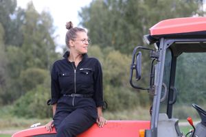 Karin Bachmann rõõmustab, kui saab traktoriga vahelduseks teha niinimetatud päris tööd.