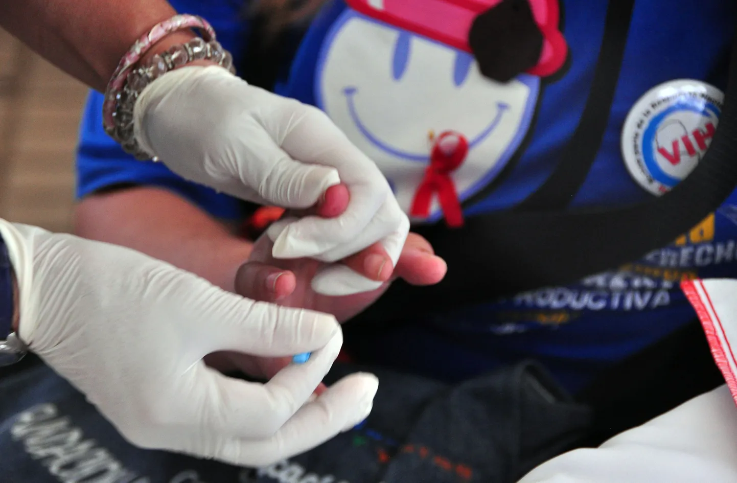 Meditsiinitöötaja võtab HIV-test tegemiseks verd.