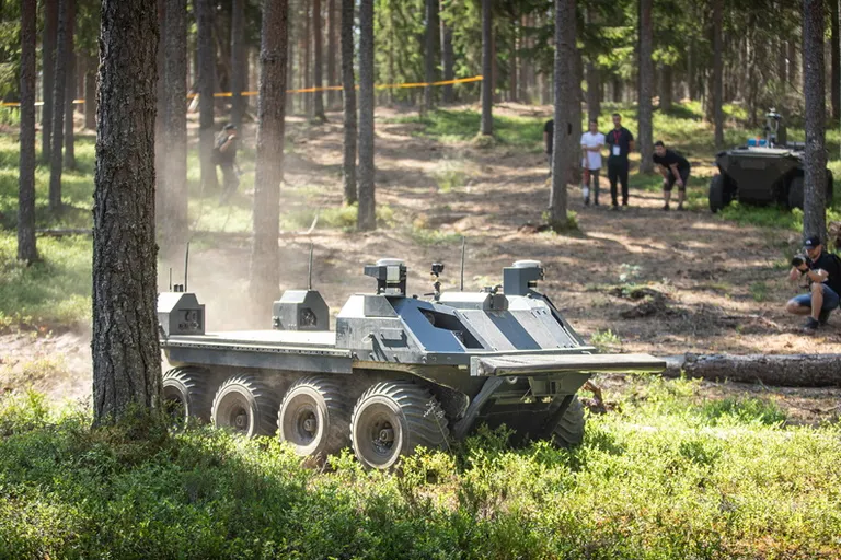 Mõned autonoomsed liikurid on ette nähtud eesliinile varustuse vedamiseks või tagalatöödeks, mõni aga võib vajadusel ka relvi kanda.