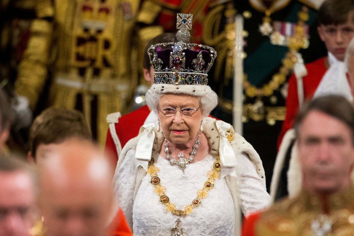 Kuninganna Elizabeth II 2018 parlamendi avamisel, ta kannab peas krooni