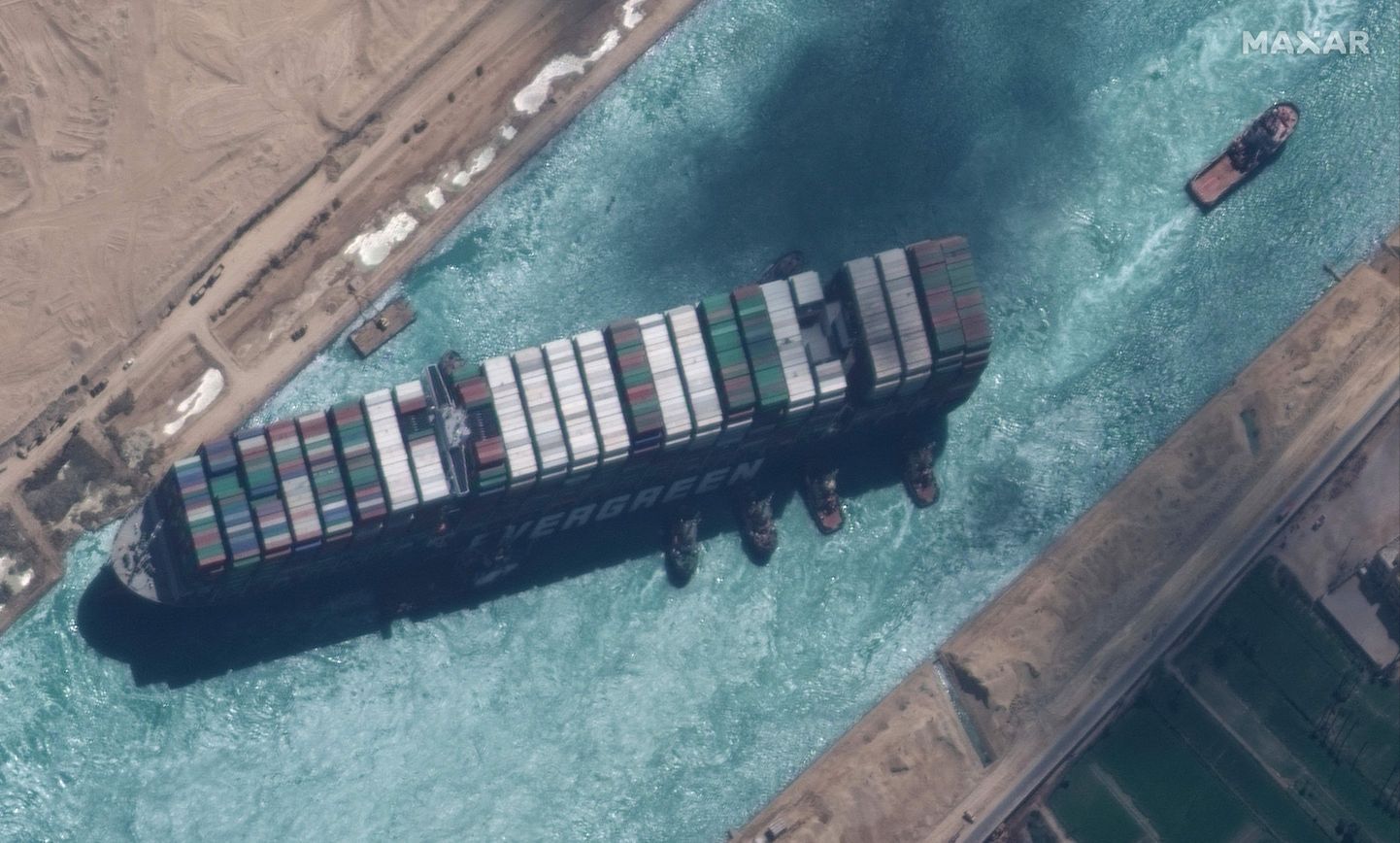 Maxar Technologies staelliidifoto 28. märtsist, mil konteinerlaev Ever Given blokeeris veel Suessi kanalit. Nüüdseks on kahjunõuded jõudnud ka Baltikumi kindlustusettevõteteni.