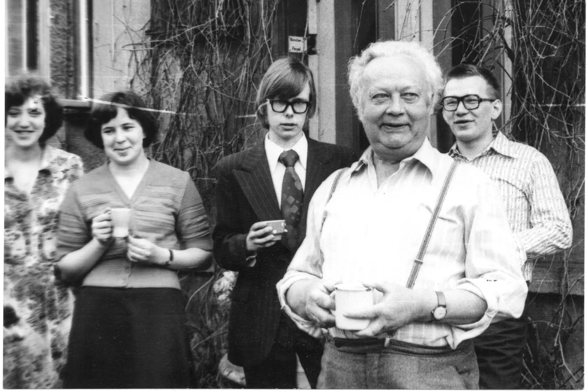 Šampusejook kruusidest. Vasakult Helve Kuiv (Laasik), Silvia Sibrits (Paluoja), Rein Spitz, professor Juhan Peegel ja Koit Raud.