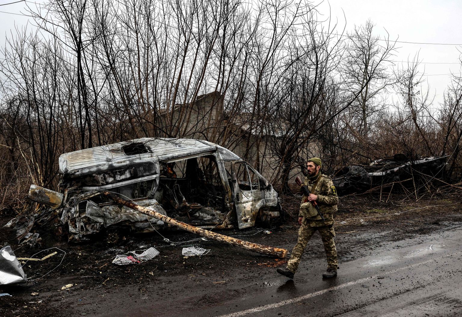 Ukraina sõdur patrullib Lukianivka külas Kiievi lähistel.