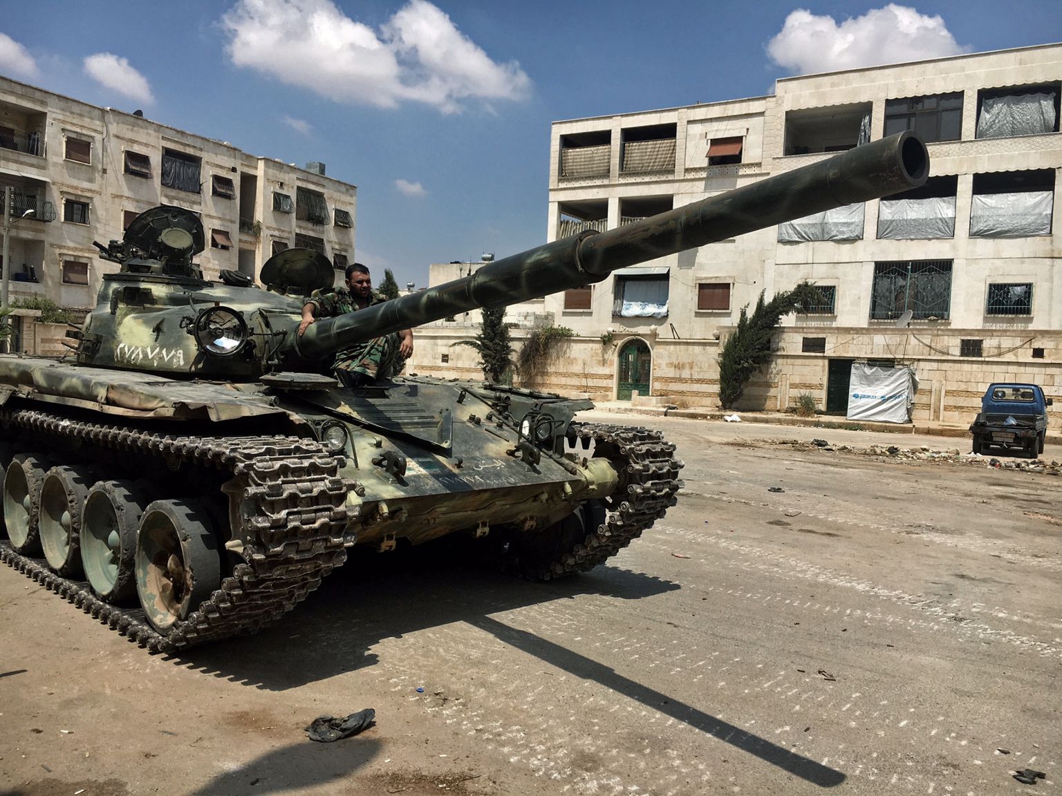 Süüria armee tank T-72 Aleppo edelaosas.