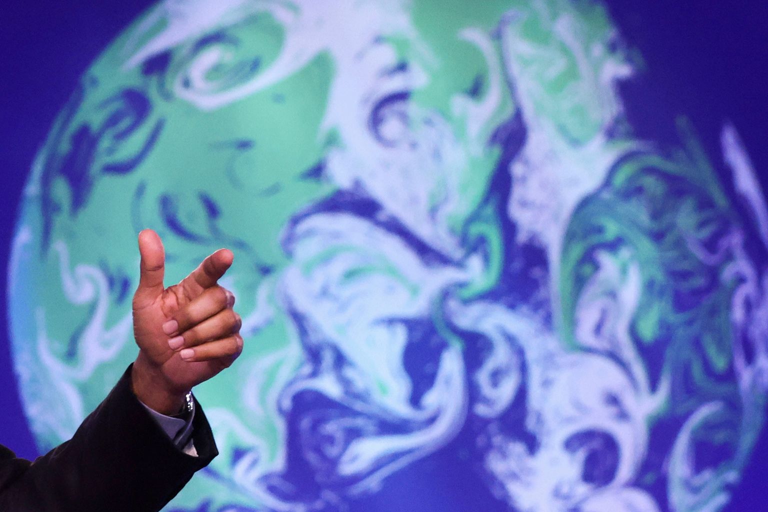 COP26 kliimakõnelustel osales ka endine USA president Barack Obama (pildil tema käsi).