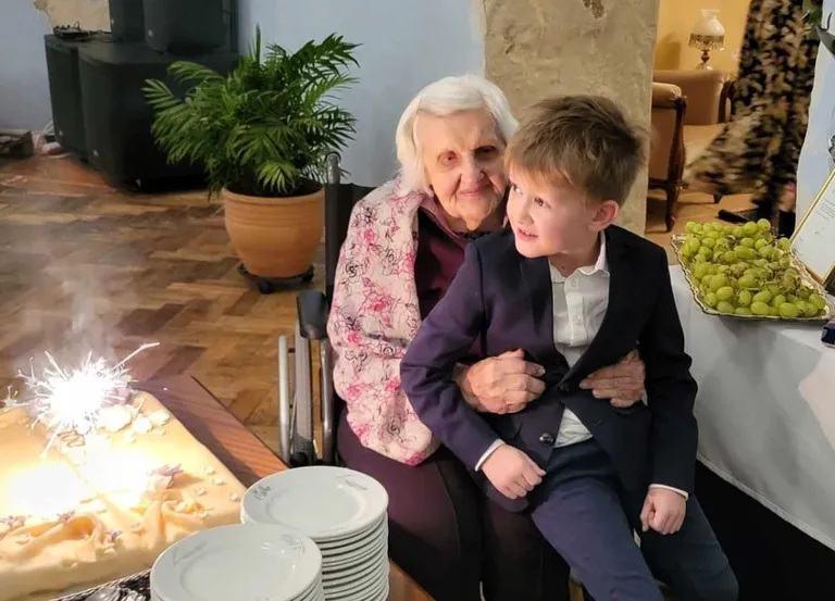 Erika ja tema kahekümnes, kõige noorem lapselapselaps Theodor Toovis saja aasta juubelipeol.