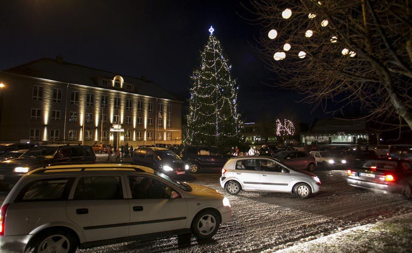 Kuigi Viljandis korjatakse kuused kokku 5. jaanuaril, jääb linna jõulupuu oma kohale rohkem kui nädalaks.