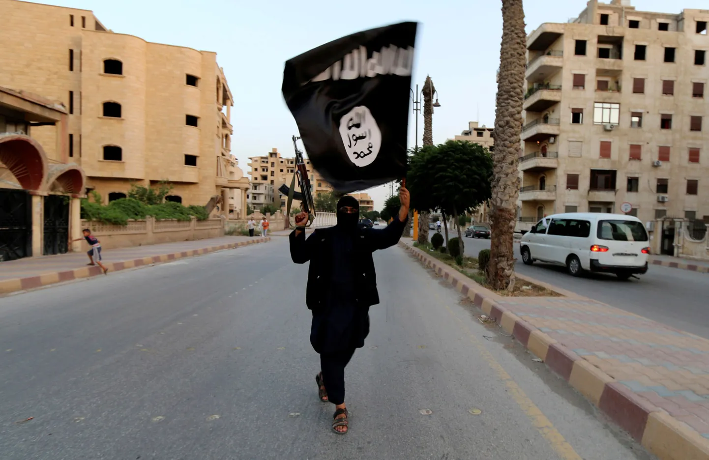 Islamiriigi võitleja lipuga.