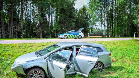Teelt välja sõitnud auto paiskus kraavi