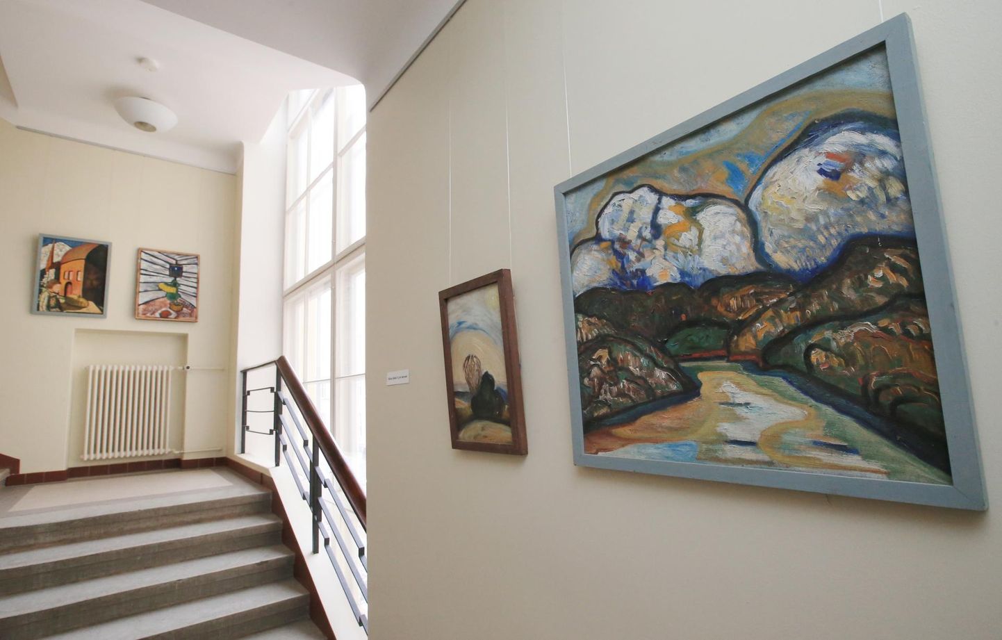 Madis Kõivu maale saab vaadata Tartu ülikooli õppehoones, mis asub peahoone kõrval aadressil Jakobi 2.