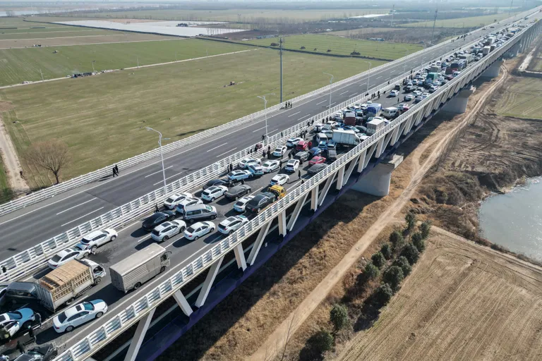 Ida-Hiinas Henani provintsis Zhengzhous juhtus 28. detsembril 2022 rohkem kui 200 autoga ahelavarii