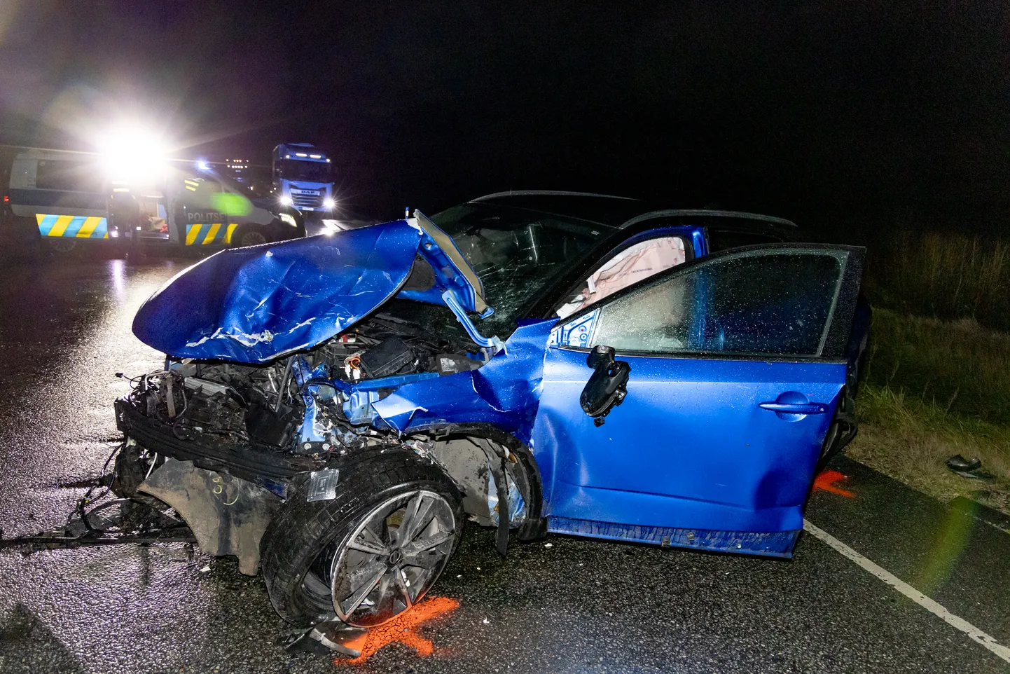 Häädemeeste vallas Laadi külas Valga-Uulu maanteel juhtunud liiklusõnnetuses põrkasid kokku sõiduautod Nissan ja Dacia. Kiirabi toimetas mõlema auto juhi haiglasse.