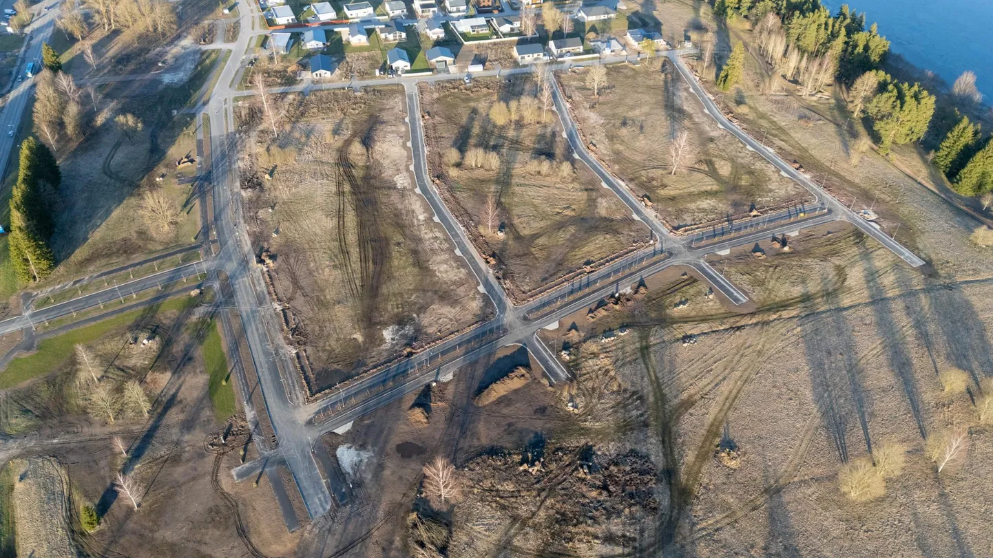Männimäel on Järveotsa elurajooni uuele alale rajatud 1,3 kilomeetrit tänavaid. Tänavate äärde peaks tulema 57 eramajakrunti ja kuus krunti korterelamutele. Suurema osa sellest alast on aga muinsuskaitseamet võtnud ajutise kaitse alla.